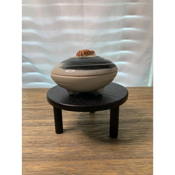 Ceramic Scallop Clam Seashell Shape Trinket Lidded Box Dish with Crab on Top - Picture 2 of 5